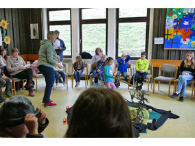 Kinderkarfreitagsliturgie im Gemeindezentrum (© Karl-Franz Thiede)